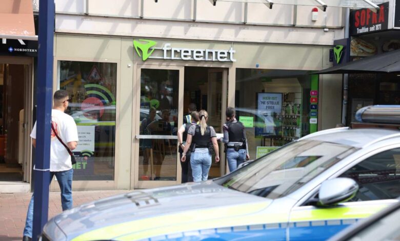 Überfall auf Handyshop: Täter flüchten mit Beute trotz Großeinsatz der Polizei