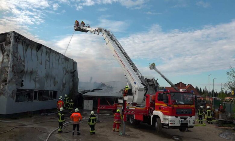 Nach Explosion: 1500-Quadratmeter-Halle brennt nieder - Feuerwehren im Großeinsatz