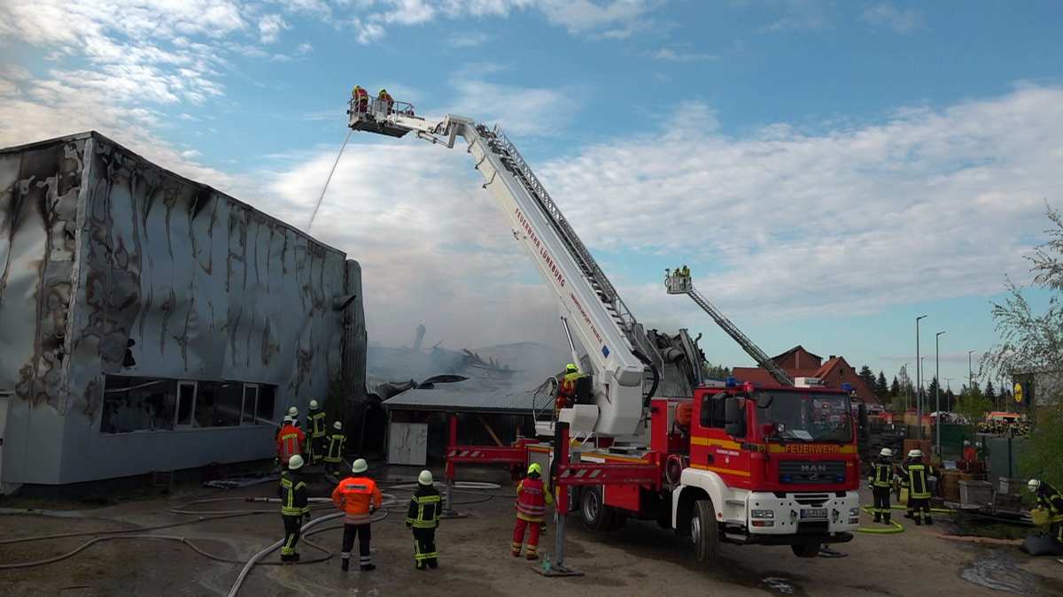 Nach Explosion: 1500-Quadratmeter-Halle brennt nieder - Feuerwehren im Großeinsatz