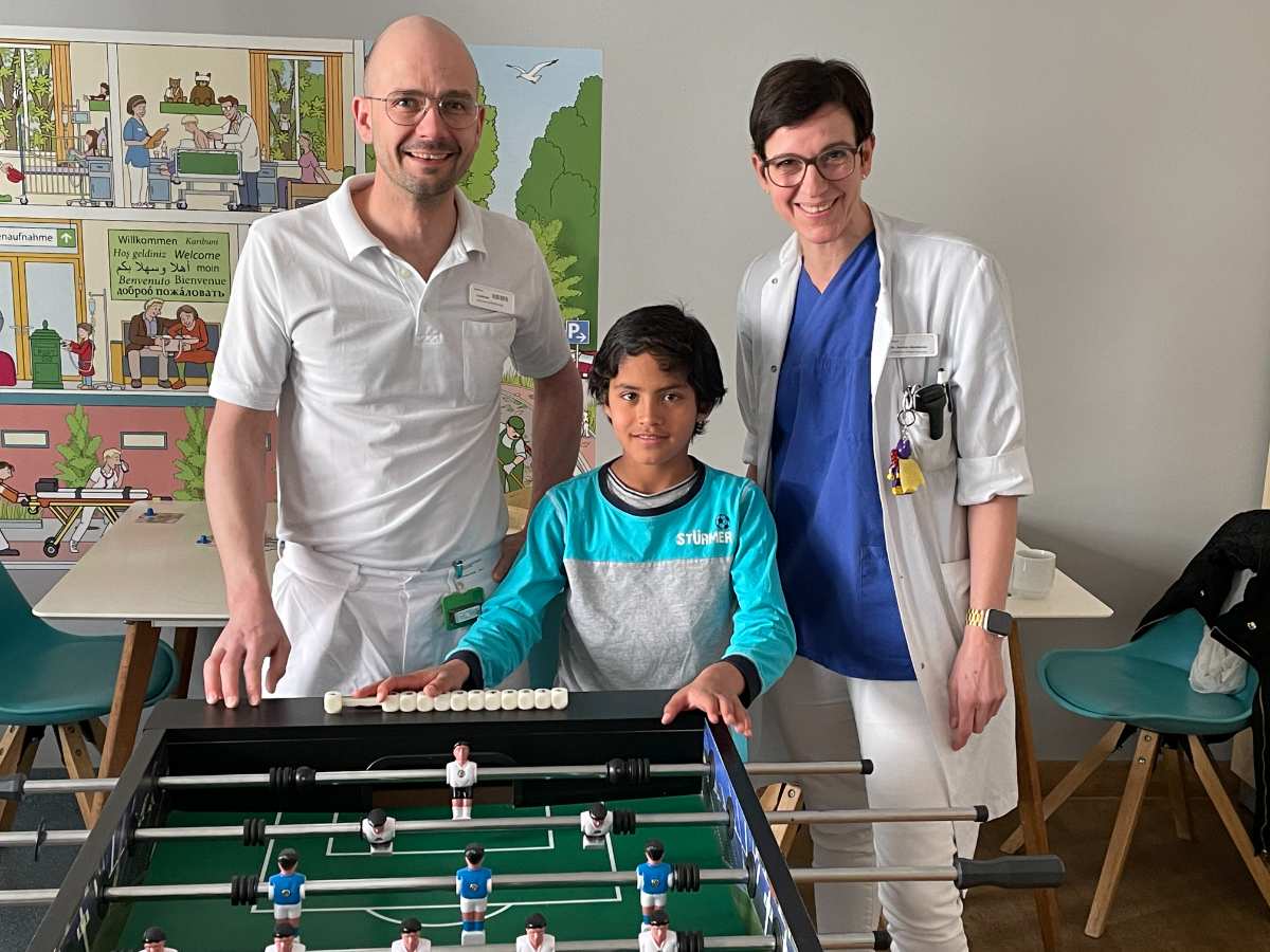 Helios Mariahilf Klink Hamburg operiert ehrenamtlich ein Kind aus dem Friedensdorf International