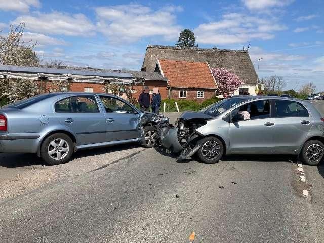 Fünf Autos an Unfall In Jork-Hove beteiligt - zwei Insassen leicht verletzt