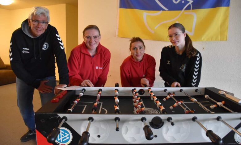 Handball-Luchse Buchholz spenden Kickertisch für die Flüchtlingsunterkunft in Neu Wulmstorf