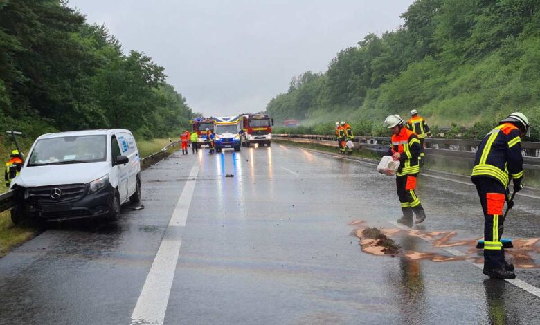 Lieferwagen prallt in Leitplanke: Vollsperrung der A39