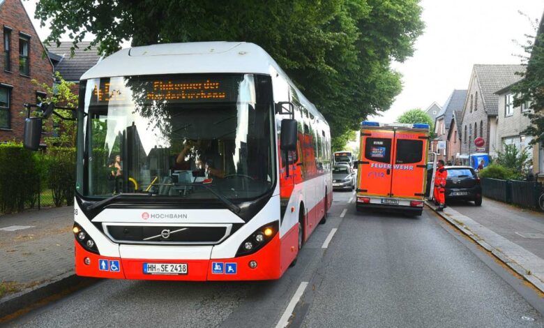 8-jähriger Junge läuft nach Ausstieg aus dem Bus vor ein Auto