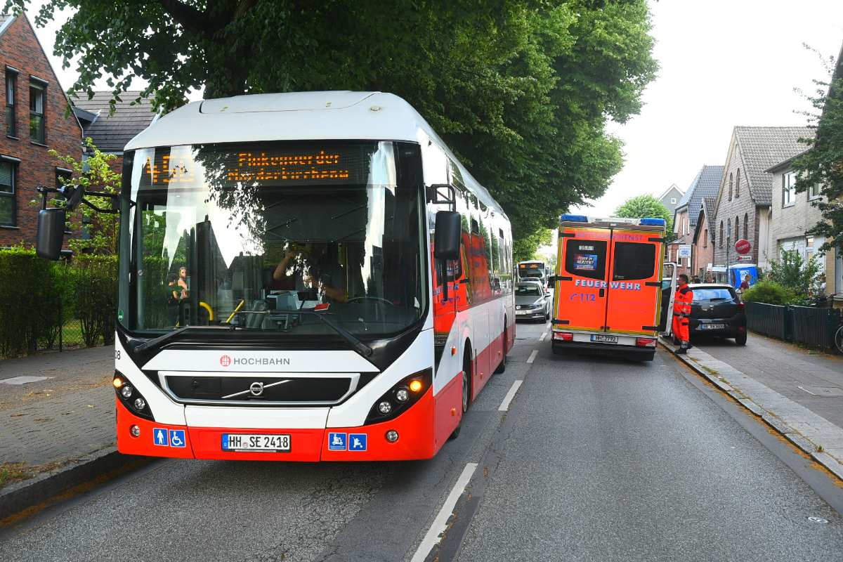 8-jähriger Junge läuft nach Ausstieg aus dem Bus vor ein Auto 1 8-jähriger Junge läuft nach Ausstieg aus dem Bus vor ein Auto