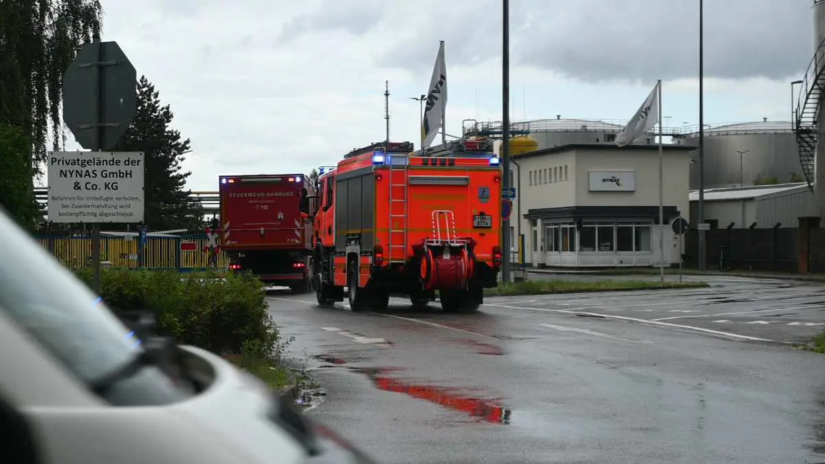 Alarm in Hamburger Raffinerie: Feuer in Meßwerkstatt der Nynas Raffinerie - Werk Süd unter Kontrolle 1 Alarm in Hamburger Raffinerie: Feuer in Meßwerkstatt der Nynas Raffinerie - Werk Süd unter Kontrolle
