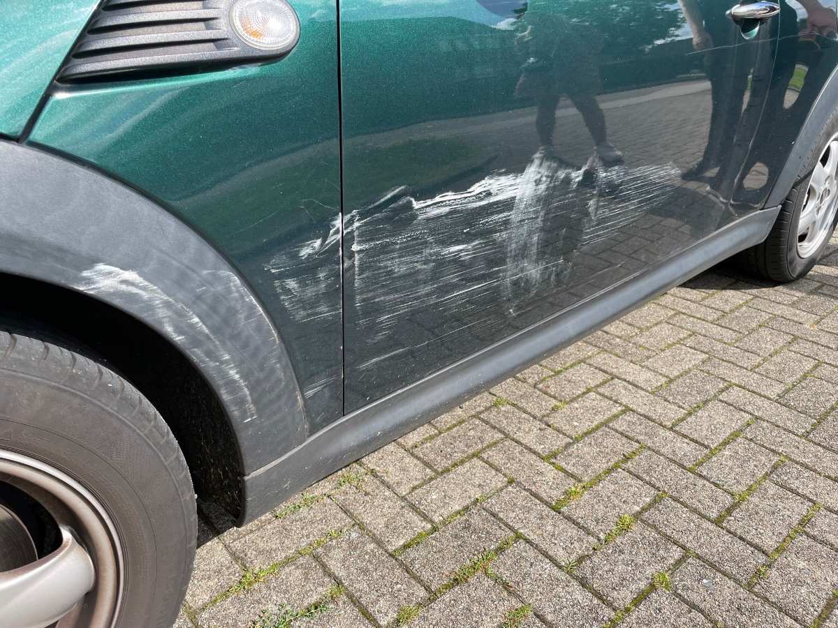 Auto auf Harsefelder BUDNI-Parkplatz angefahren - Polizei Harsefeld sucht unbekannten Unfallverursacher 1 Auto auf Harsefelder BUDNI-Parkplatz angefahren - Polizei Harsefeld sucht unbekannten Unfallverursacher