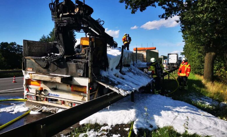 Großeinsatz auf A1 bei Maschen: Sattelzug in Flammen – Feuerwehren im Einsatz 7 Großeinsatz auf A1 bei Maschen: Sattelzug in Flammen – Feuerwehren im Einsatz