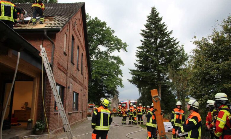 Großeinsatz der Feuerwehr Seevetal bei Feuer im Dachgeschoss eines Wohnhauses in Lindhorst – Feuer rechtzeitig gelöscht 9 Großeinsatz der Feuerwehr Seevetal bei Feuer im Dachgeschoss eines Wohnhauses in Lindhorst – Feuer rechtzeitig gelöscht