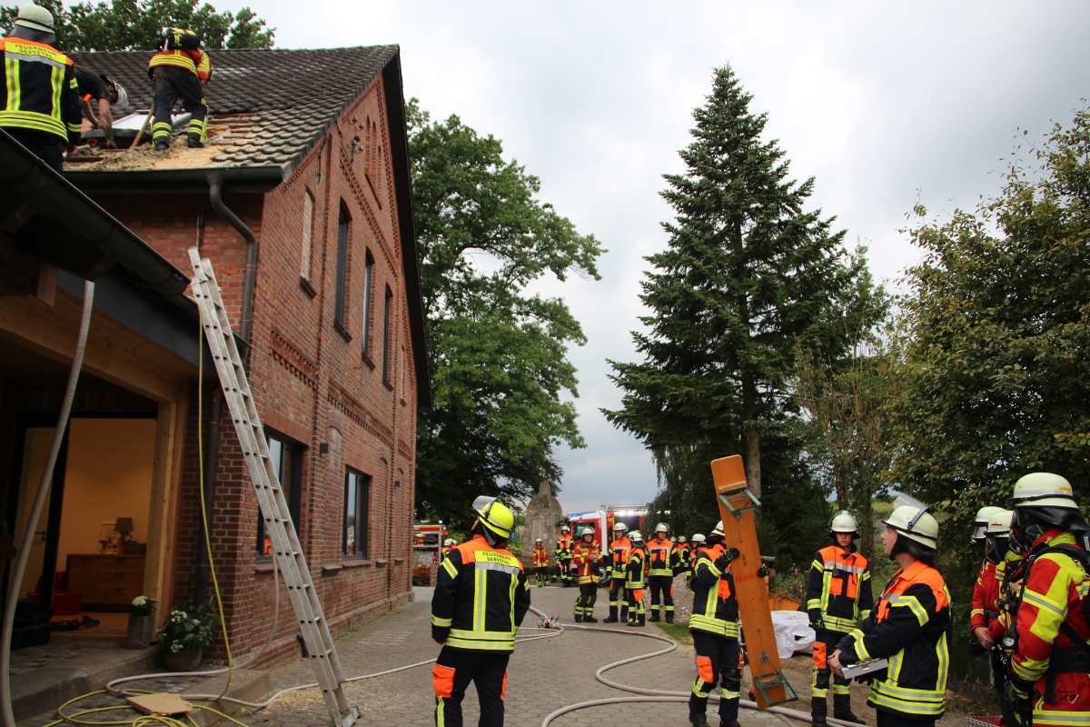 Großeinsatz der Feuerwehr Seevetal bei Feuer im Dachgeschoss eines Wohnhauses in Lindhorst – Feuer rechtzeitig gelöscht
