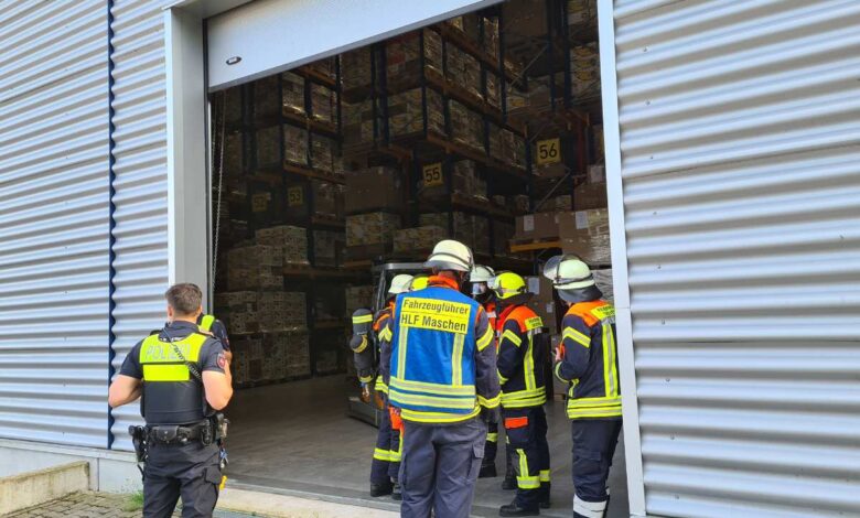 Feuerwehreinsatz in Maschener Logistikbetrieb aufgrund ausgelöster CO-Melder: Mitarbeiter durch Rettungsdienst versorgt 6 Feuerwehreinsatz in Maschener Logistikbetrieb aufgrund ausgelöster CO-Melder: Mitarbeiter durch Rettungsdienst versorgt
