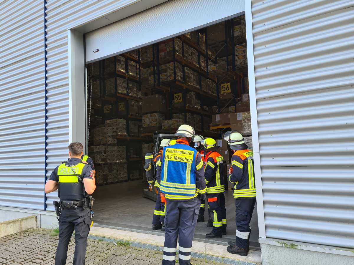 Feuerwehreinsatz in Maschener Logistikbetrieb aufgrund ausgelöster CO-Melder: Mitarbeiter durch Rettungsdienst versorgt