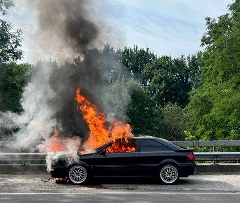 Auto gerät auf Bundesstraße in Buxtehude in Brand - Fahrer unverletzt