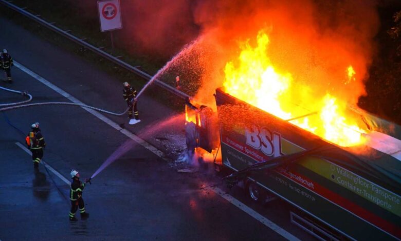 Schwerer LKW-Brand auf A7 Richtung Norden: Autobahn stundenlang gesperrt 7 Schwerer LKW-Brand auf A7 Richtung Norden: Autobahn stundenlang gesperrt