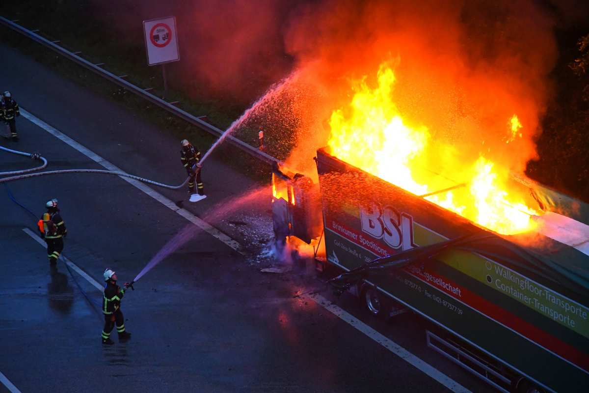 Schwerer LKW-Brand auf A7 Richtung Norden: Autobahn stundenlang gesperrt