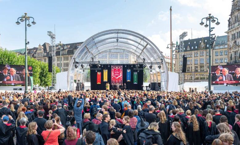 Weltrekord: 4453 als Harry Potter verkleidete Fans auf dem Hamburger Rathausmarkt