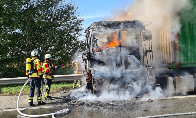 LKW Zugmaschine brennt auf der BAB A 7 bei Fleestedt vollständig aus – drei Seevetaler Feuerwehren im Einsatz 3 LKW Zugmaschine brennt auf der BAB A 7 bei Fleestedt vollständig aus – drei Seevetaler Feuerwehren im Einsatz