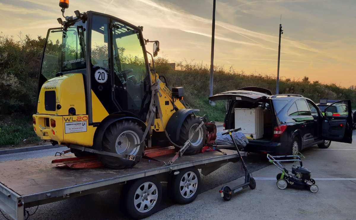 Radlader in Harsefeld unterschlagen - Baumaschine im Bereich Dresden auf der Autobahn sichergestellt