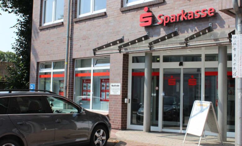 Sparkasse Harburg-Buxtehude: Digitaler Wandel führt zur Neuausrichtung der Filialen 21 Sparkasse Gebäude mit Parkplatz