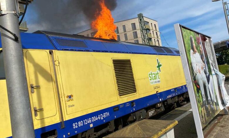 Diesellok brennt auf Bahnsteig in Neugraben - Bahnhof weitestgehend gesperrt 5 Diesellok brennt auf Bahnsteig in Neugraben - Bahnhof weitestgehend gesperrt