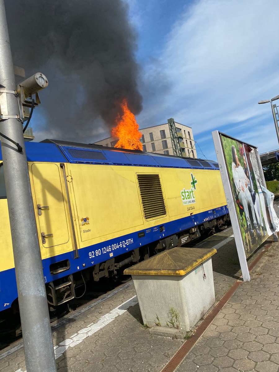 Diesellok brennt auf Bahnsteig in Neugraben - Bahnhof weitestgehend gesperrt 1 Diesellok brennt auf Bahnsteig in Neugraben - Bahnhof weitestgehend gesperrt