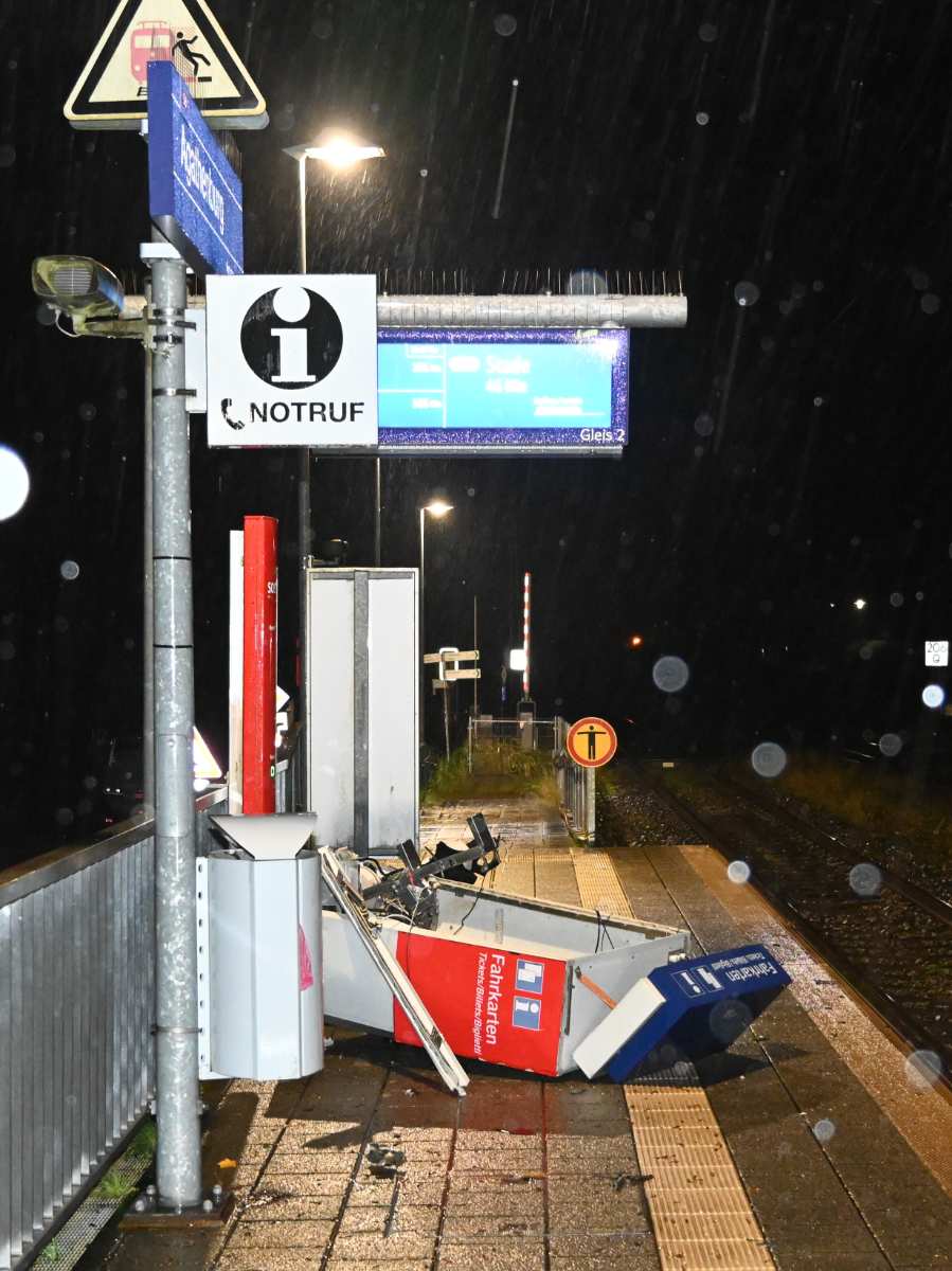 Fahrkartenautomat gesprengt - Polizei sucht zwei Tatverdächtige