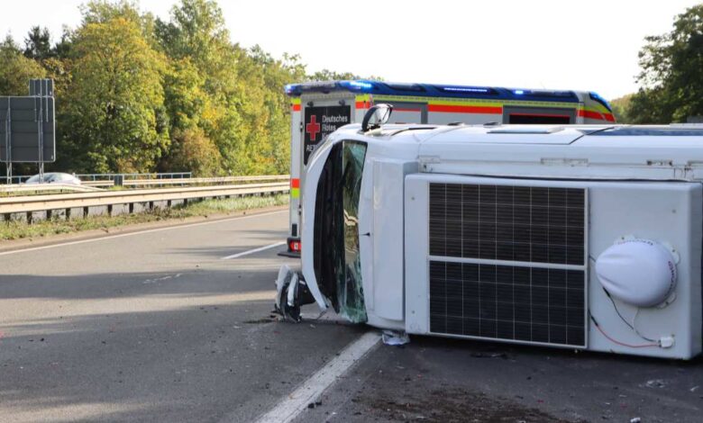 Vorübergehende Vollsperrung der Autobahn nach schwerem Verkehrsunfall 8 Vorübergehende Vollsperrung der Autobahn nach schwerem Verkehrsunfall