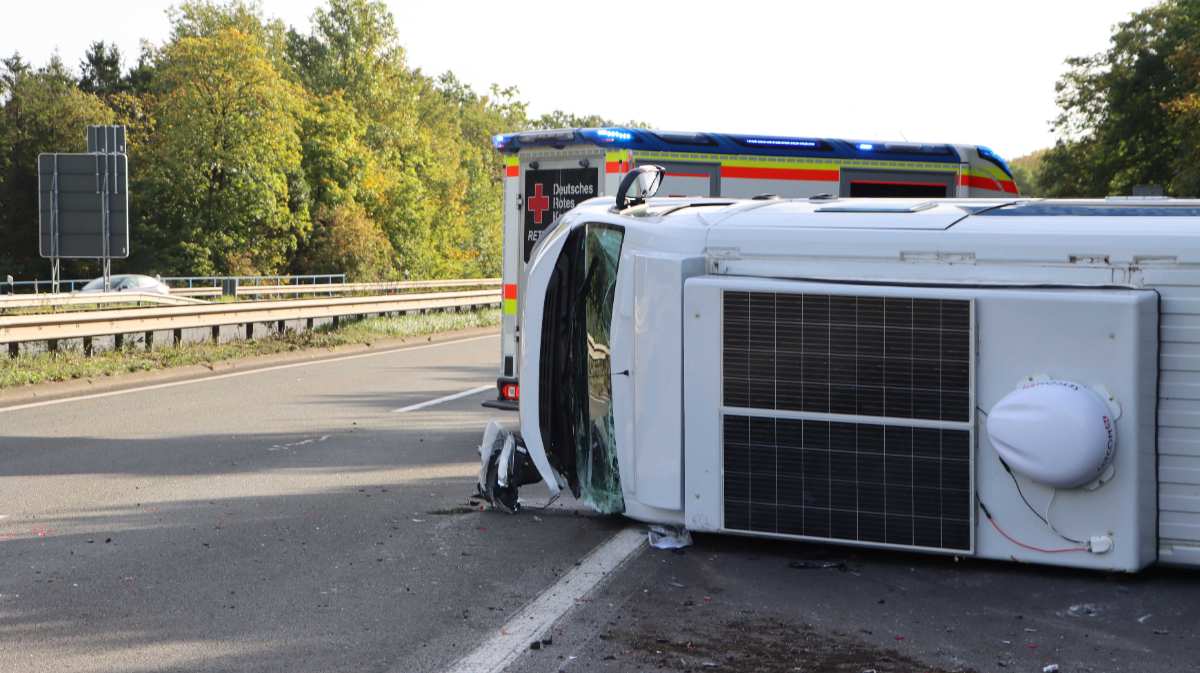 Vorübergehende Vollsperrung der Autobahn nach schwerem Verkehrsunfall