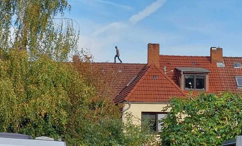 Haftbefehl: Mann flüchtet vor der Polizei auf das Dach 6 Haftbefehl: Mann flüchtet vor der Polizei auf das Dach