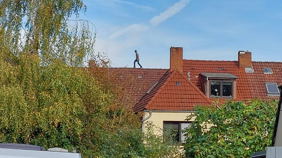 Haftbefehl: Mann flüchtet vor der Polizei auf das Dach