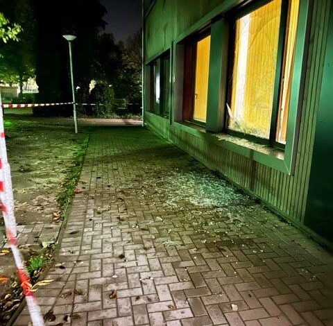Schock in der Kita: Mit Gullydeckel Fenster zerschmettert und randaliert 1 Schock in der Kita: Mit Gullydeckel Fenster zerschmettert und randaliert