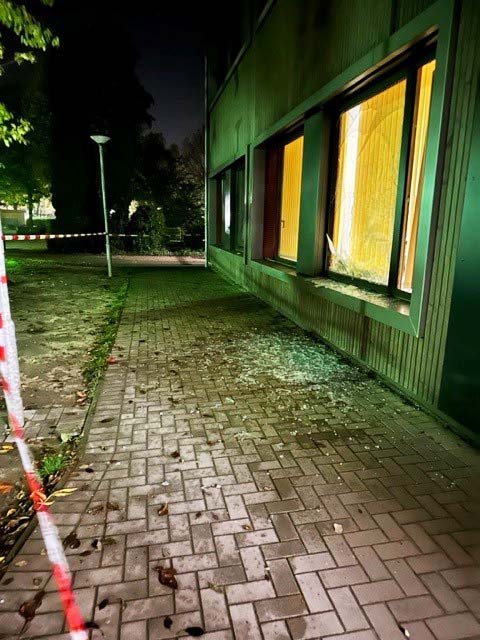 Schock in der Kita: Mit Gullydeckel Fenster zerschmettert und randaliert