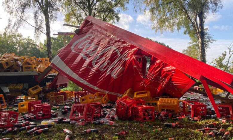 Getränkelaster prallt gegen Baum und verliert dabei große Menge an Softdrinks 7 Getränkelaster prallt gegen Baum und verliert dabei große Menge an Softdrinks