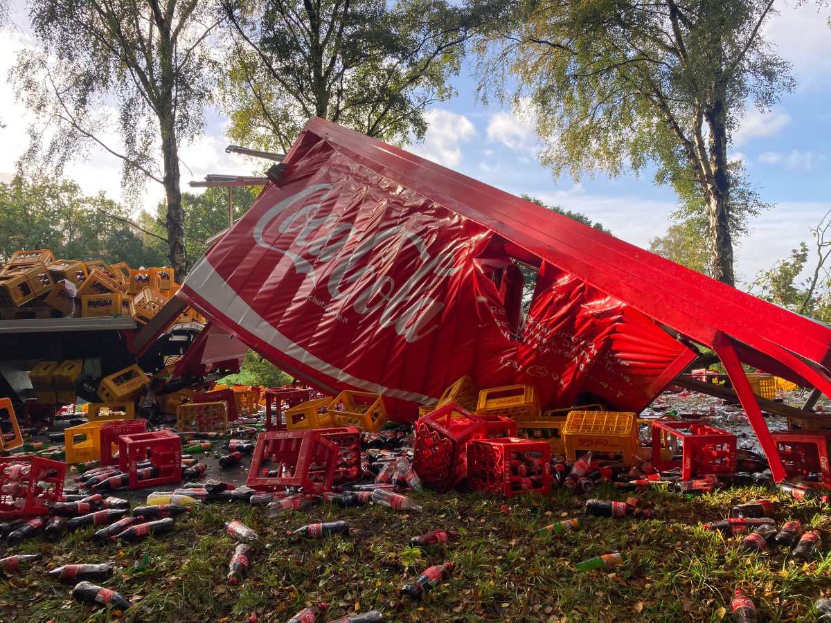Getränkelaster prallt gegen Baum und verliert dabei große Menge an Softdrinks