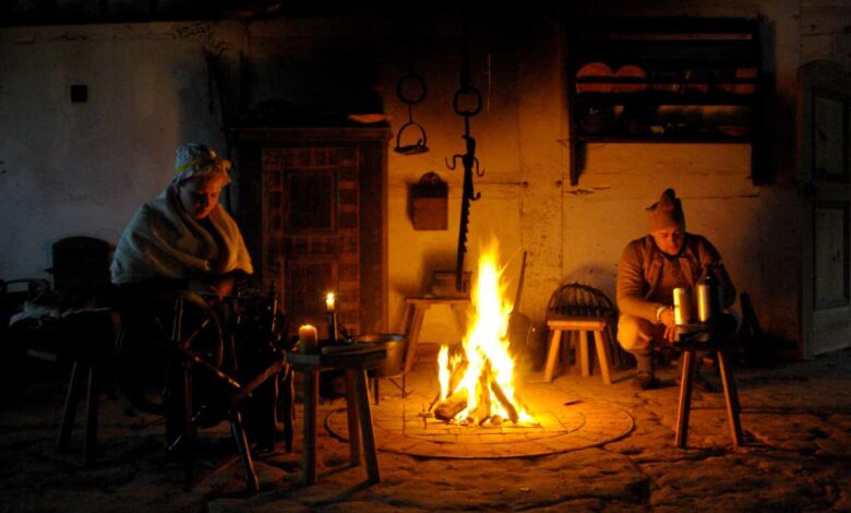 Alltag früher bei „Feuer und Licht“ in der Dämmerung am Kiekeberg erleben