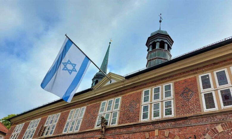 Polizei sucht Zeugen: Unbekannte versuchten israelische Fahne vom Stader Rathaus zu reißen