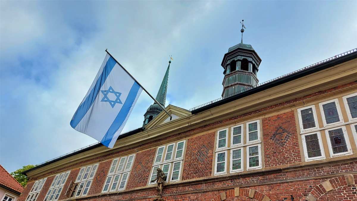 Polizei sucht Zeugen: Unbekannte versuchten israelische Fahne vom Stader Rathaus zu reißen