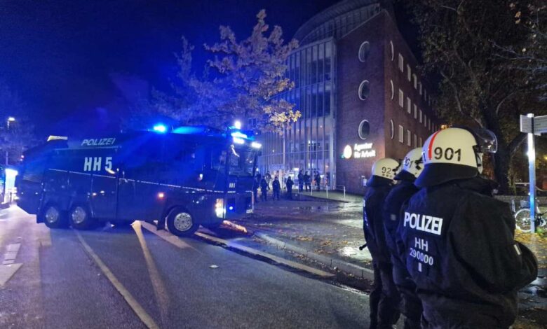 Halloween Ausschreitungen in Harburg: Polizei mit mehreren Hundertschaften vor Ort 10 Halloween Ausschreitungen in Harburg: Polizei mit mehreren Hundertschaften vor Ort