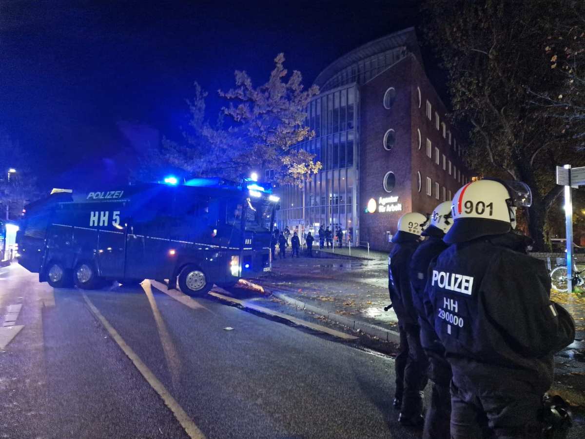 Halloween Ausschreitungen in Harburg: Polizei mit mehreren Hundertschaften vor Ort