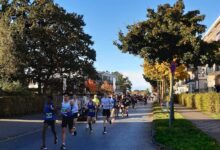 Läufer beim Halbmarathon im Herbst.