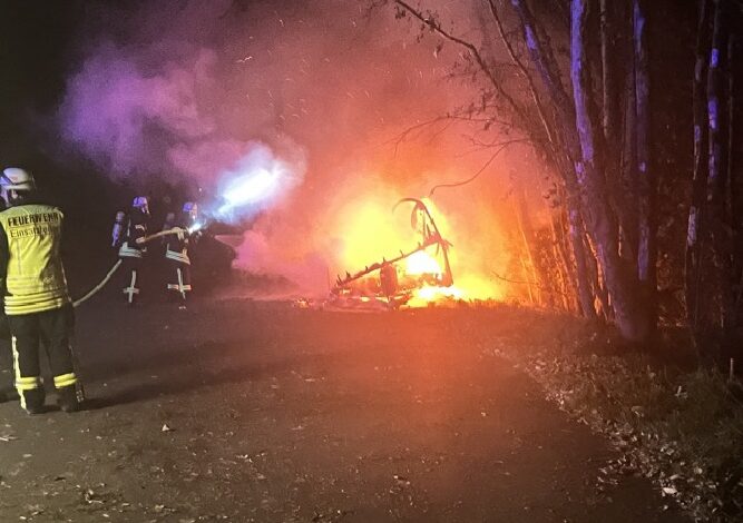 "Lovemobil" an der B73 in Flammen aufgegangen - Polizei sucht Zeugen 3 "Lovemobil" an der B73 in Flammen aufgegangen - Polizei sucht Zeugen