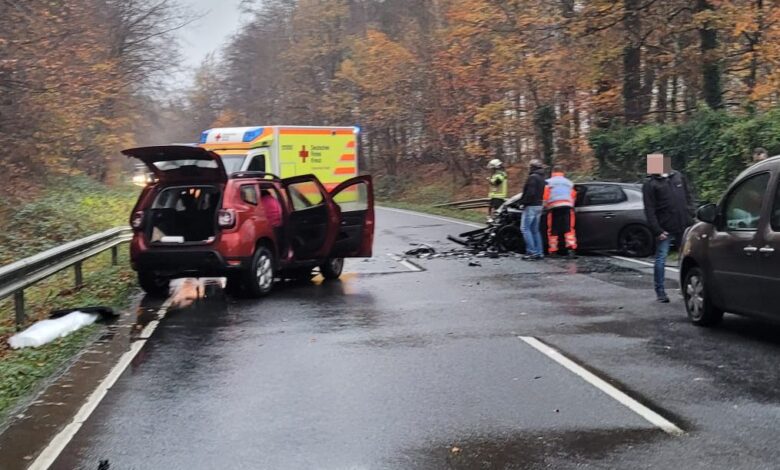 Zwei schwer verletzte Autofahrer bei Frontalzusammenstoß auf der Bundesstraße 73 in Neukloster