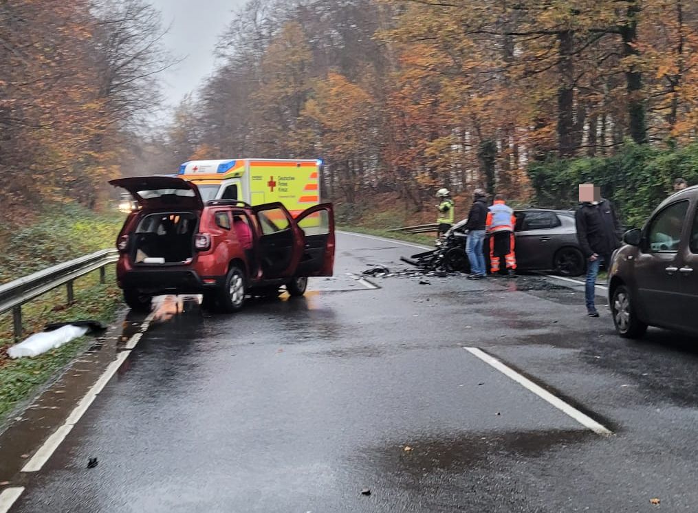 Zwei schwer verletzte Autofahrer bei Frontalzusammenstoß auf der Bundesstraße 73 in Neukloster
