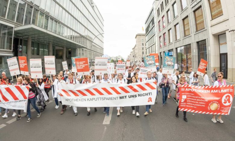 Apotheken demonstrieren gegen geplante Regulierung und lassen Geschäfte geschlossen 6 Apotheken demonstrieren gegen geplante Regulierung und lassen Geschäfte geschlossen