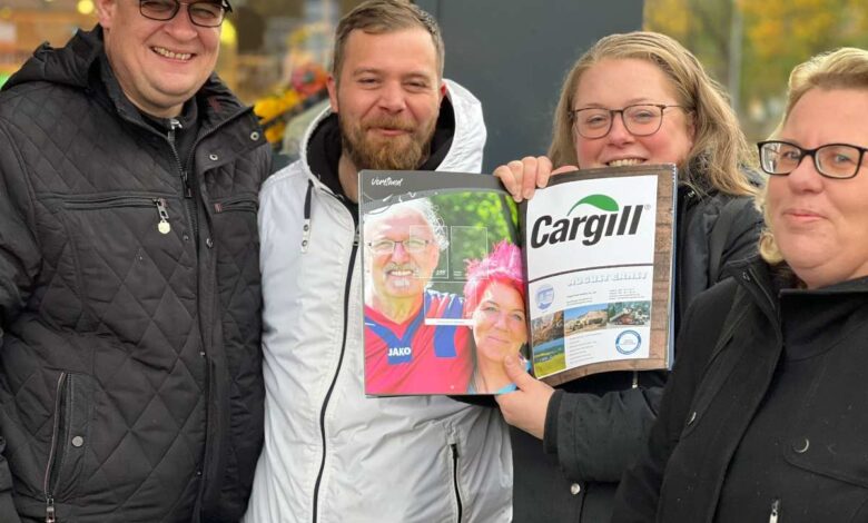 TSV Moorburg-Mitglieder freuen sich über neues Stickersammelalbum 3 TSV Moorburg-Mitglieder freuen sich über neues Stickersammelalbum