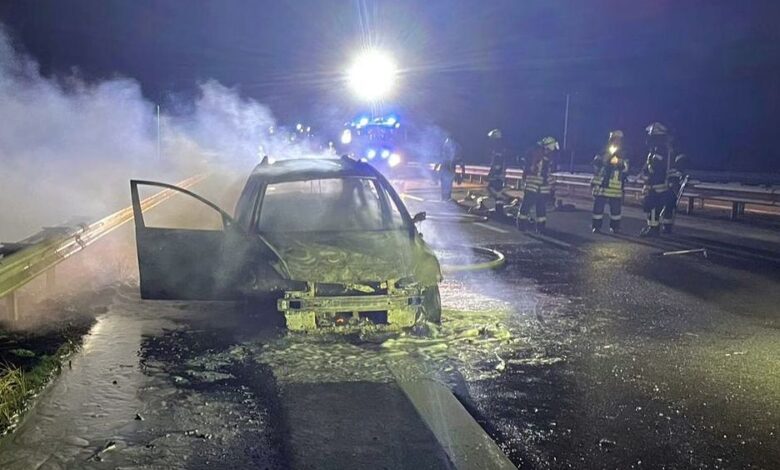 Auto entzündet sich auf der Autobahn: Fahrer lässt sich abholen und verschwindet