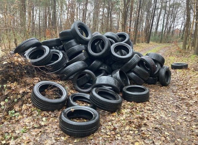 Polizei sucht Zeugen: Umweltsau legt alte Autoreifen am Fahrbahnrand der B73 ab