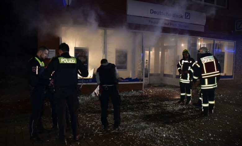 Diebe sprengen Geldautomaten und richten großen Schaden am Gebäude an