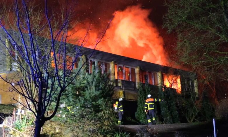 Großfeuer zerstört traditionelles Ausflugshotel im Hamburger Süden