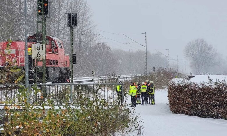 Schneefräse von Bahn erfasst: Bahnstrecke bei Fischbek musste nach Unfall voll gesperrt werden